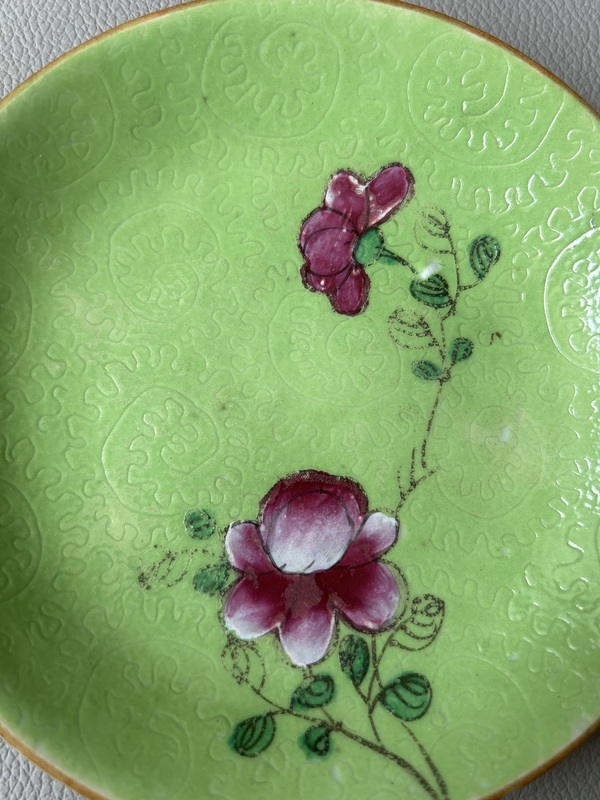 古玩陶瓷清·嘉慶綠軋道粉彩花卉盤(pán)拍賣(mài),當(dāng)前價(jià)格1500元