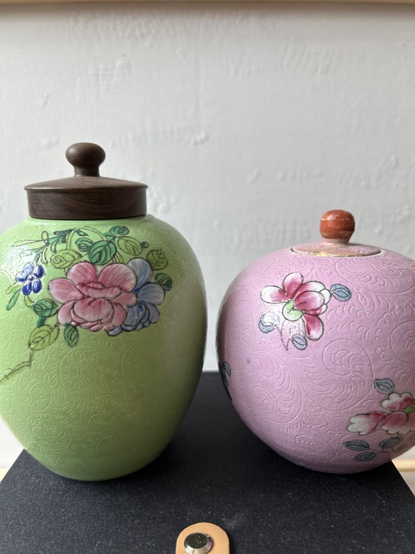 古玩陶瓷清中期·綠地粉彩軋道花卉紋蓋罐拍賣，當前價格10000元