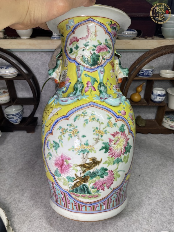 古玩陶瓷黃地粉彩花鳥紋花口瓶真品鑒賞圖