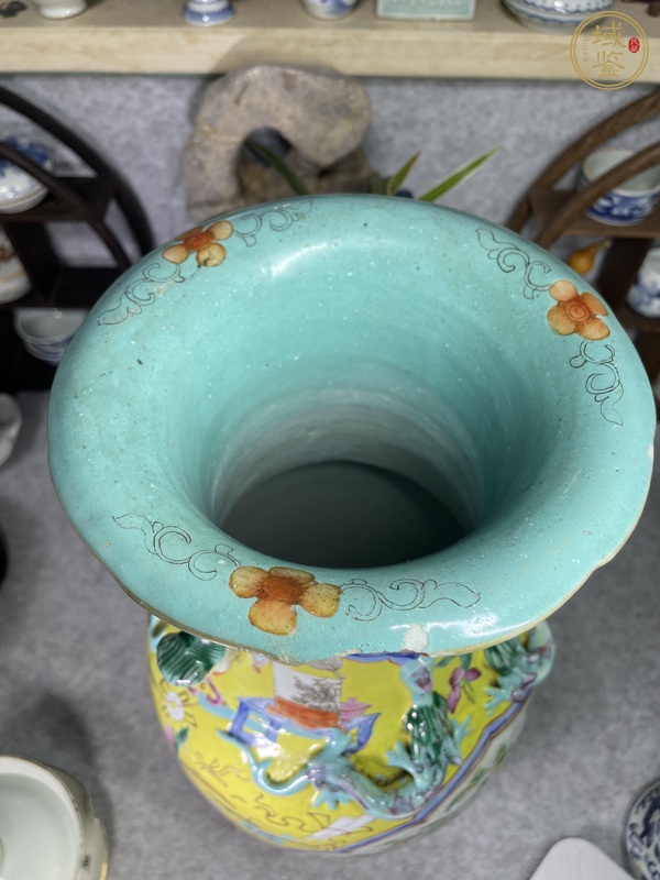 古玩陶瓷黃地粉彩花鳥紋花口瓶真品鑒賞圖