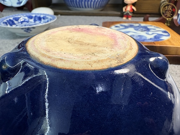 古玩陶瓷乾隆祭藍釉三足爐真品鑒賞圖