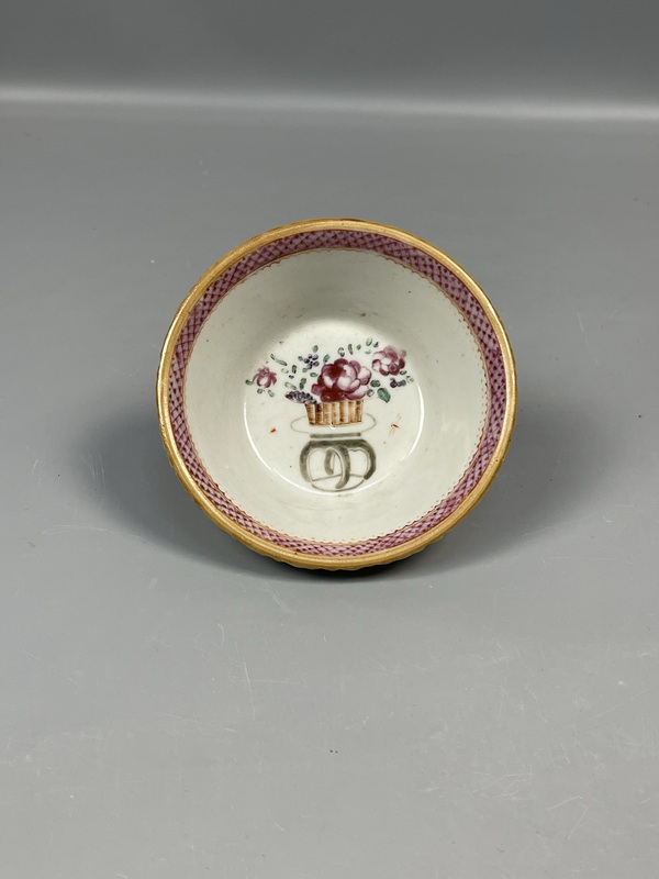古玩轉(zhuǎn)賣清亁隆洋彩花卉紋斗笠茶碗拍賣，當(dāng)前價格0元