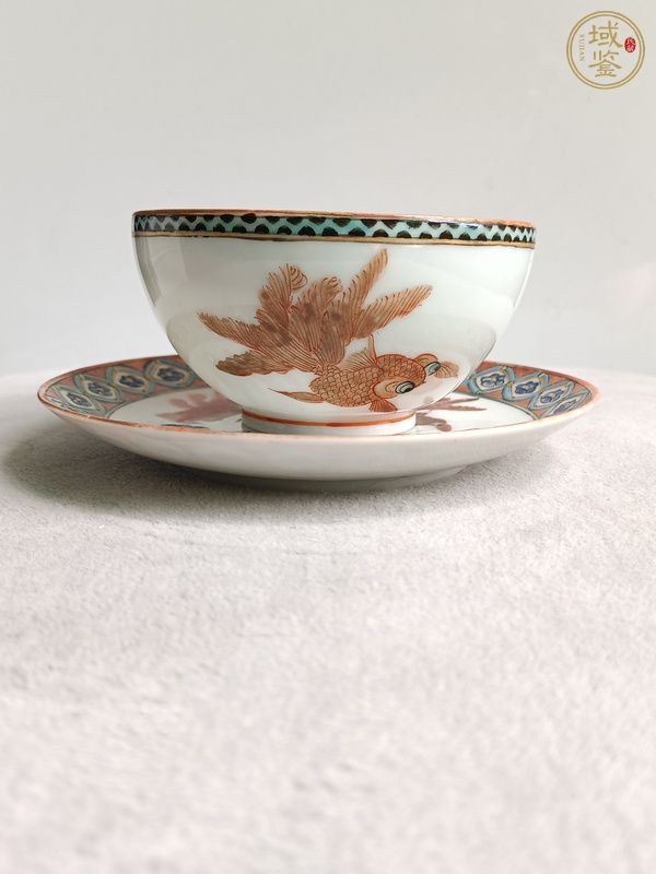 古玩陶瓷粉彩描金金魚紋杯碟真品鑒賞圖