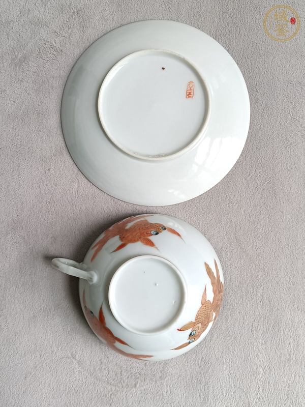 古玩陶瓷粉彩描金金魚紋杯碟真品鑒賞圖