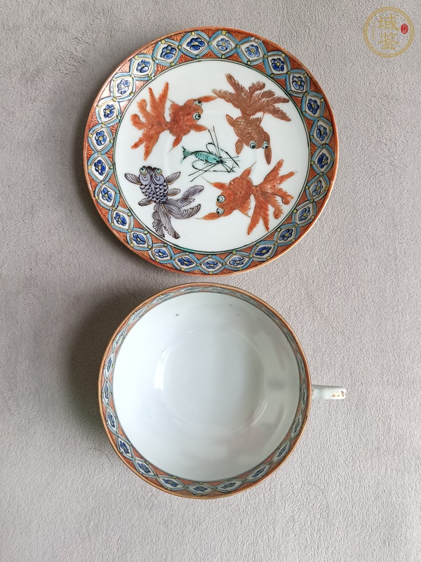 古玩陶瓷粉彩描金金魚紋杯碟真品鑒賞圖