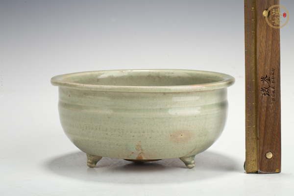 古玩陶瓷明晚·青釉跳刀紋三足爐真品鑒賞圖