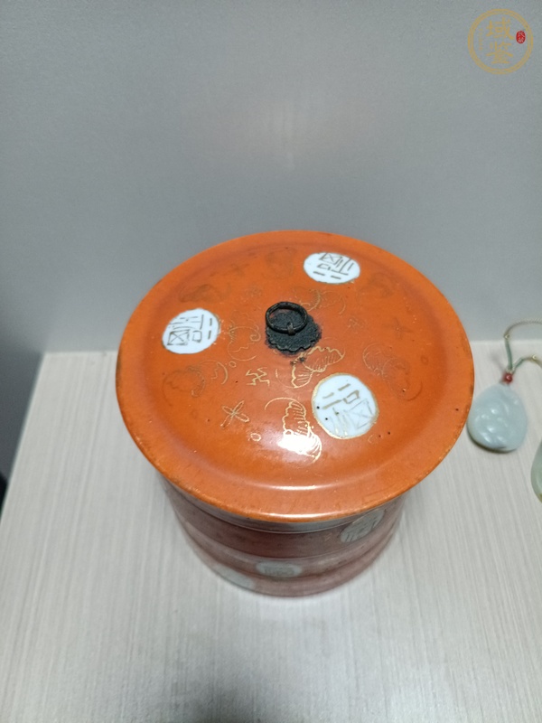 古玩陶瓷珊瑚紅釉描金開光吉語紋疊盒真品鑒賞圖