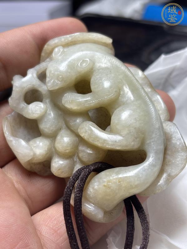 古玩玉器和田玉雕“一葉承獾”掛件真品鑒賞圖