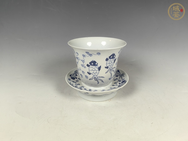 古玩清晚魚藻紋青花玲瓏瓷鈴鐺杯碟真品鑒賞圖