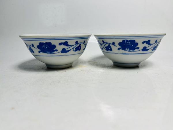 古玩轉(zhuǎn)賣青花纏枝花卉紋茶碗一對(duì)拍賣，當(dāng)前價(jià)格0元
