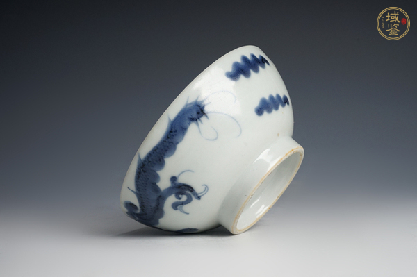 古玩陶瓷清中期·青花過墻龍紋碗真品鑒賞圖