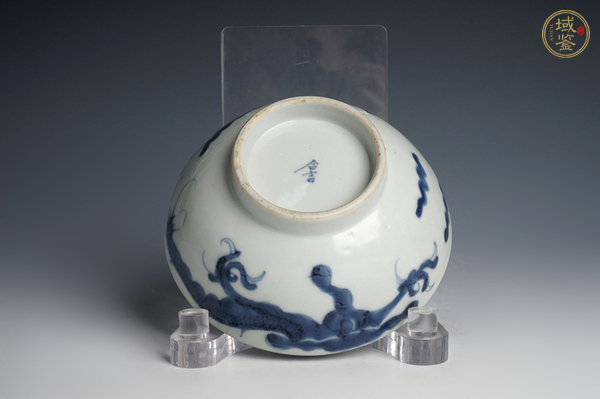 古玩陶瓷清中期·青花過墻龍紋碗真品鑒賞圖