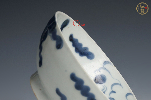 古玩陶瓷清中期·青花過墻龍紋碗真品鑒賞圖