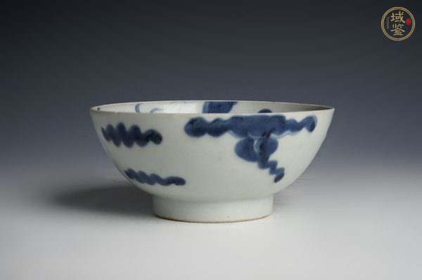古玩陶瓷清中期·青花過墻龍紋碗真品鑒賞圖