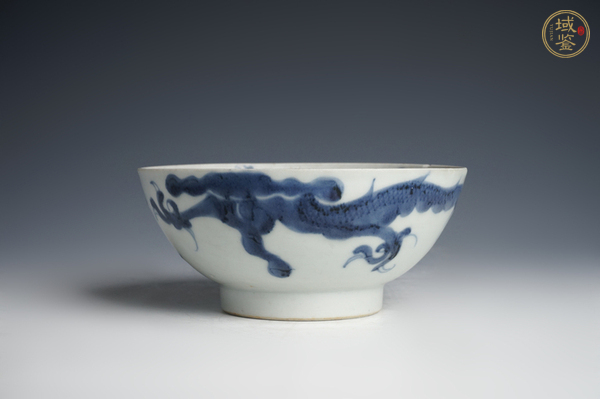 古玩清中期·青花過墻龍紋碗真品鑒賞圖