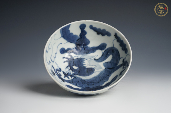 古玩陶瓷清中期·青花過墻龍紋碗真品鑒賞圖