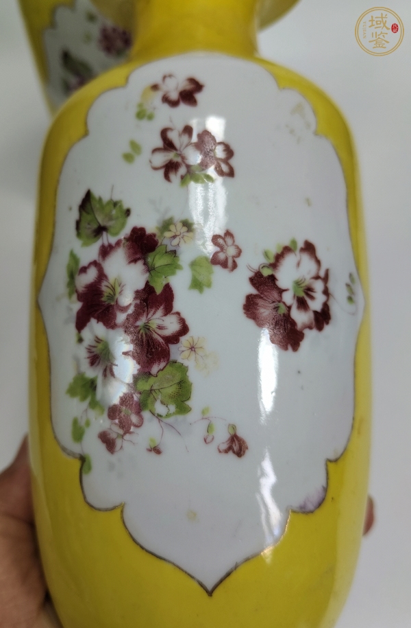 古玩陶瓷黃地開光粉彩花卉紋撇口瓶真品鑒賞圖