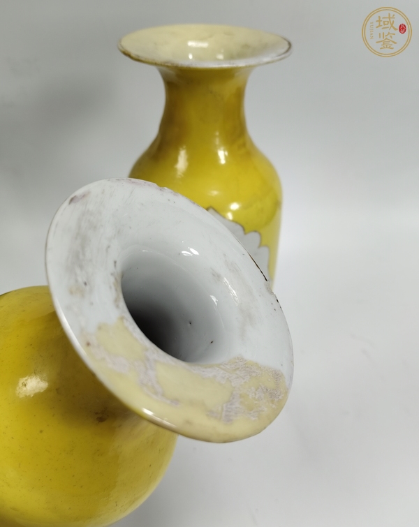 古玩陶瓷黃地開光粉彩花卉紋撇口瓶真品鑒賞圖
