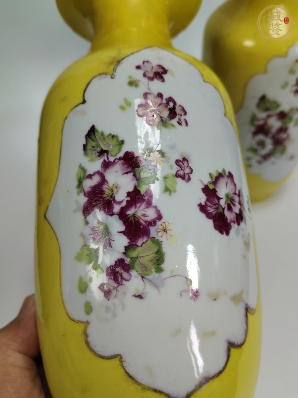 古玩陶瓷黃地開光粉彩花卉紋撇口瓶真品鑒賞圖