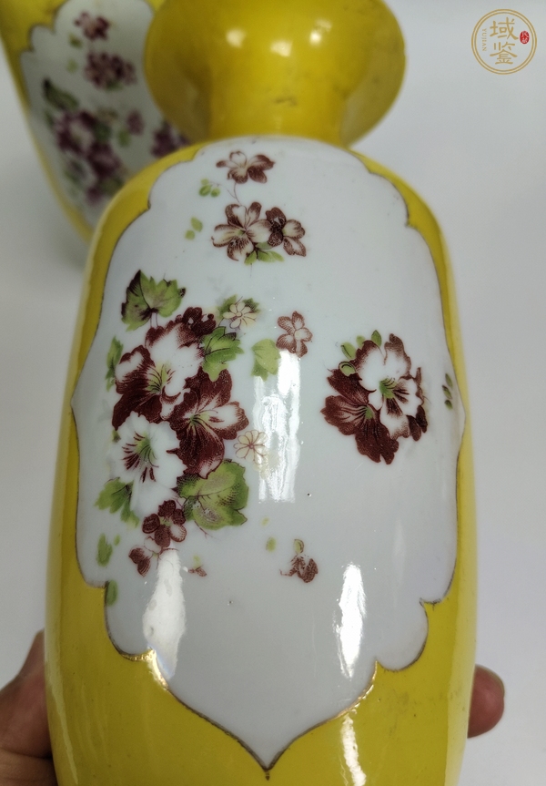 古玩陶瓷黃地開光粉彩花卉紋撇口瓶真品鑒賞圖