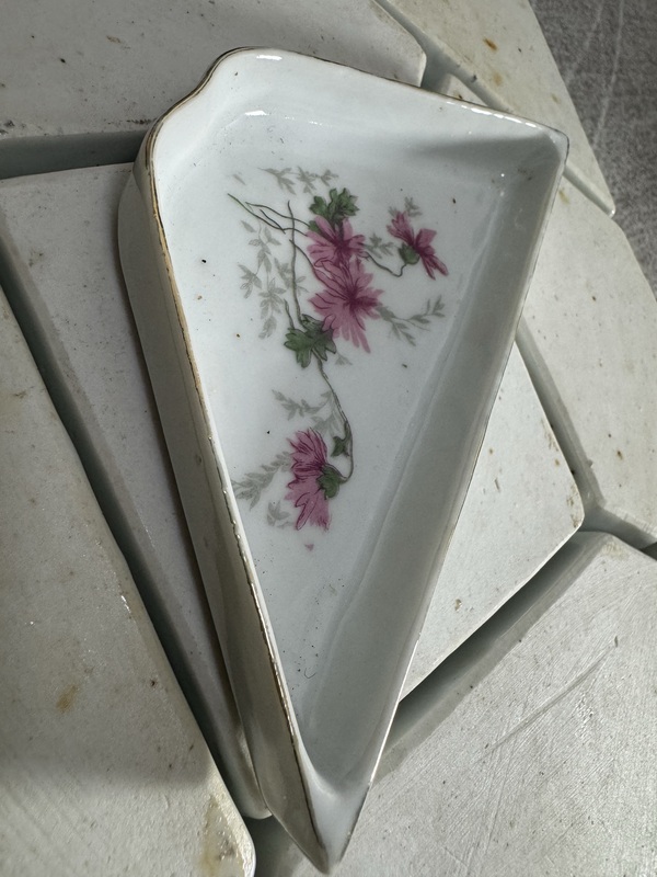 古玩陶瓷粉彩花卉紋攢盤拍賣，當(dāng)前價格2800元