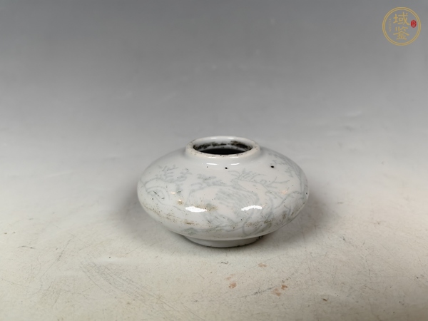 古玩陶瓷清晚暗刻洞石花卉紋文房水盂真品鑒賞圖