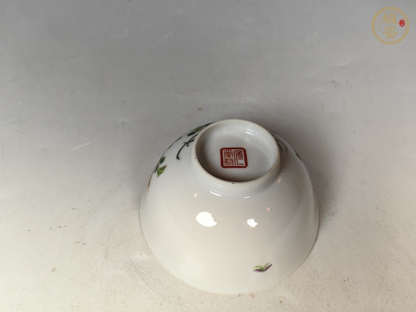 古玩陶瓷民國居仁堂款粉彩花卉紋碗真品鑒賞圖