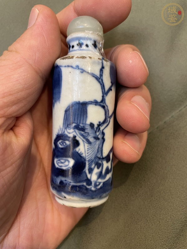 古玩柳蔭棲馬紋青花鼻煙壺真品鑒賞圖