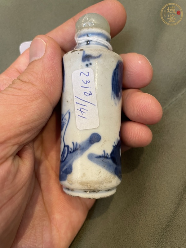 古玩陶瓷柳蔭棲馬紋青花鼻煙壺真品鑒賞圖