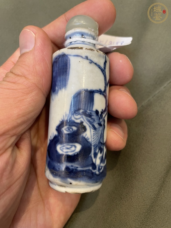 古玩陶瓷柳蔭棲馬紋青花鼻煙壺真品鑒賞圖