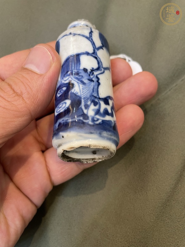古玩陶瓷柳蔭棲馬紋青花鼻煙壺真品鑒賞圖