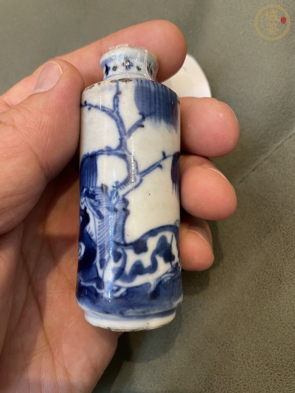 古玩陶瓷柳蔭棲馬紋青花鼻煙壺真品鑒賞圖