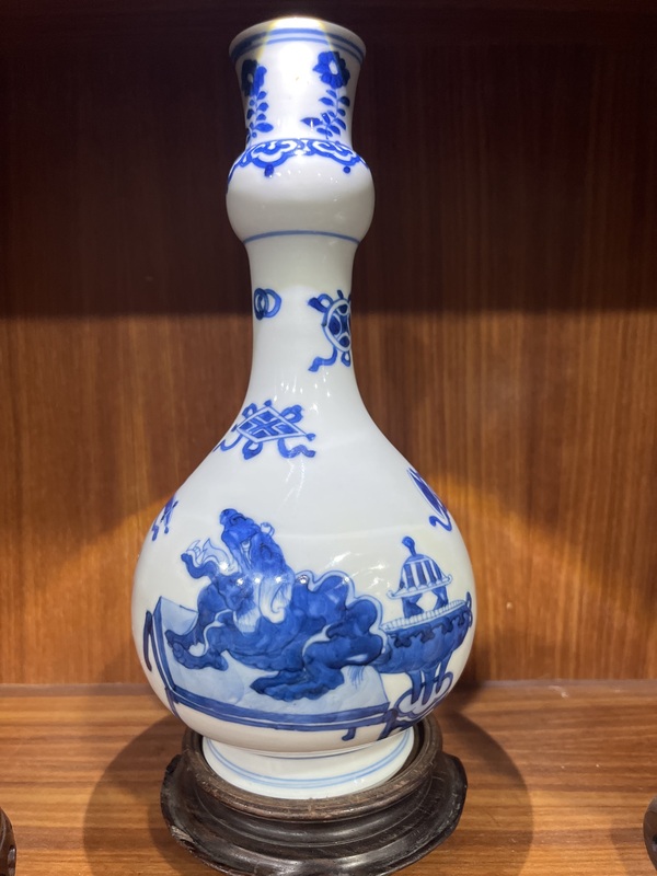 古玩轉賣瑞獸紋青花蒜頭瓶拍賣,當前價格191元