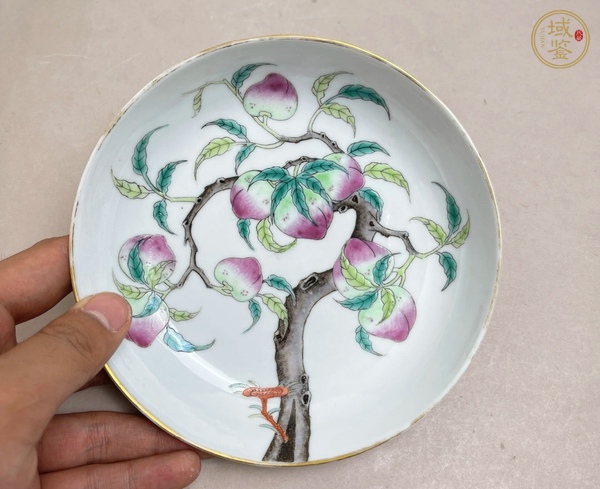 古玩陶瓷桃紋粉彩盤真品鑒賞圖