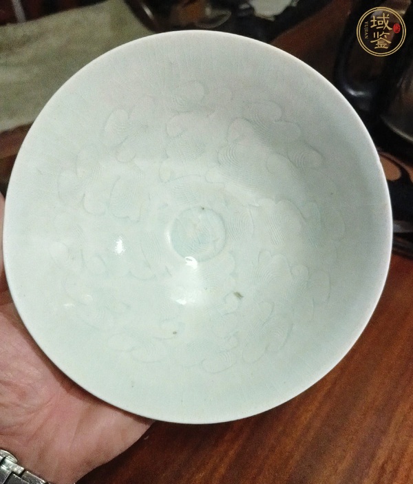 古玩陶瓷青白釉刻劃云氣紋碗真品鑒賞圖