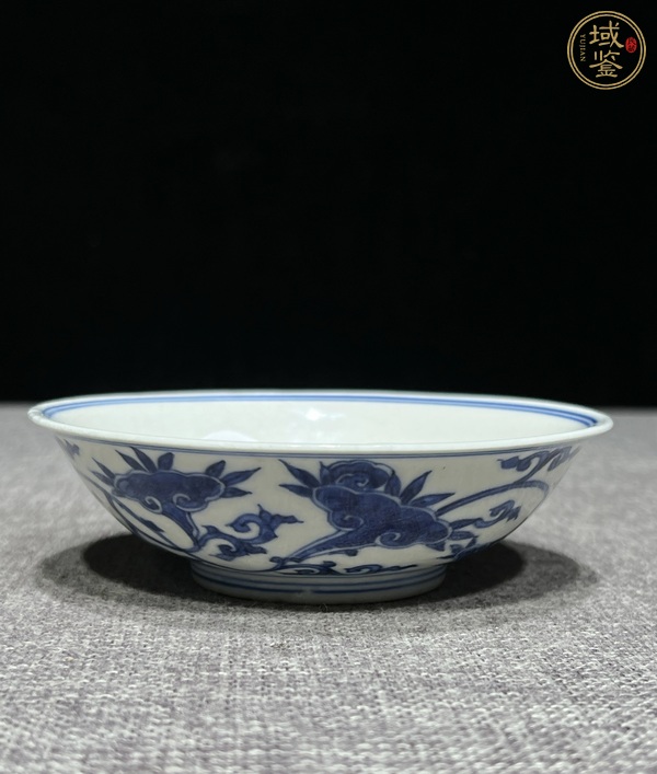 古玩陶瓷煨瓷青花纏枝花卉紋淺碗真品鑒賞圖