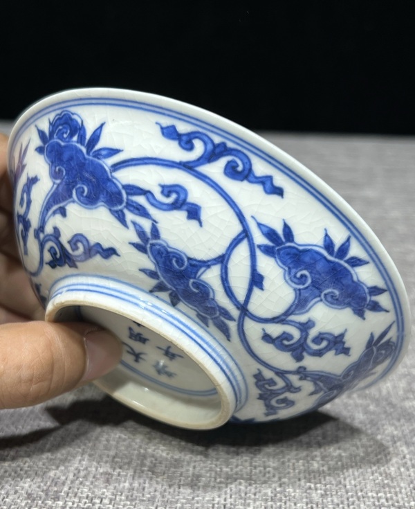 古玩陶瓷煨瓷青花纏枝花卉紋淺碗拍賣，當前價格26000元