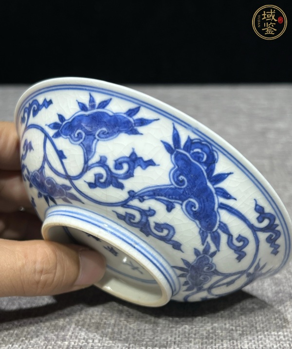 古玩陶瓷煨瓷青花纏枝花卉紋淺碗真品鑒賞圖