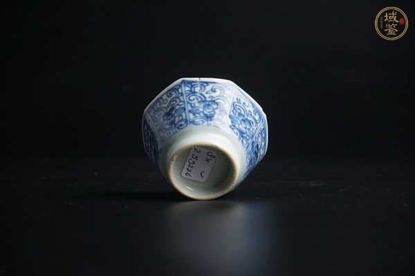 古玩陶瓷清康熙·青花纏枝花卉紋八方杯碟真品鑒賞圖