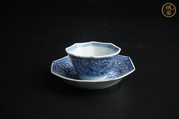 古玩陶瓷清康熙·青花纏枝花卉紋八方杯碟真品鑒賞圖