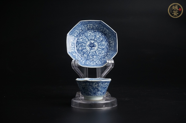 古玩陶瓷清康熙·青花纏枝花卉紋八方杯碟真品鑒賞圖