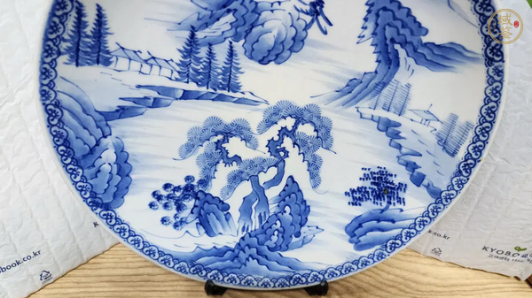 古玩陶瓷日本明治青花山水人物盤真品鑒賞圖
