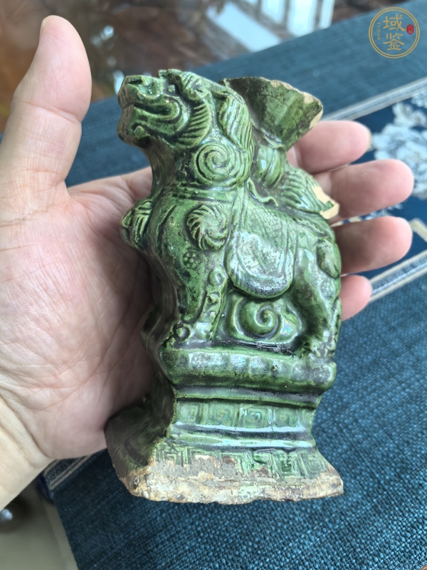 古玩陶瓷綠釉獅子造型燭臺(tái)真品鑒賞圖
