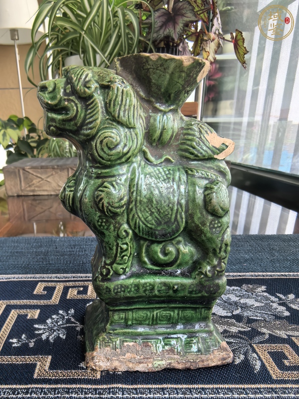 古玩陶瓷綠釉獅子造型燭臺(tái)真品鑒賞圖