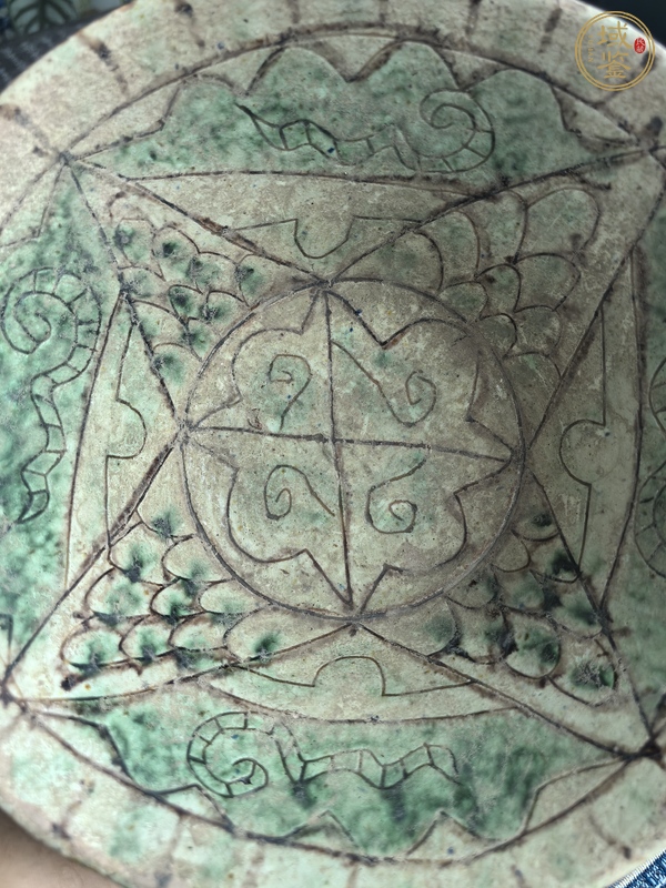 古玩陶瓷綠釉刻花碗真品鑒賞圖