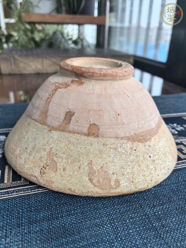古玩陶瓷綠釉刻花碗真品鑒賞圖