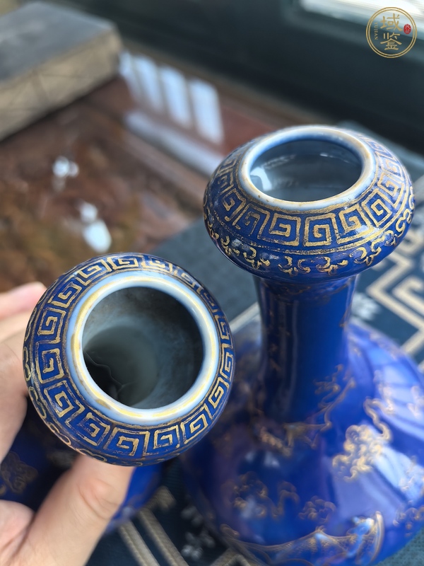 古玩陶瓷霽藍釉描金云蝠紋蒜頭瓶真品鑒賞圖