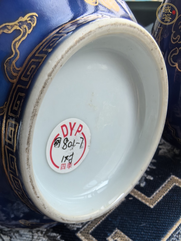 古玩陶瓷霽藍釉描金云蝠紋蒜頭瓶真品鑒賞圖
