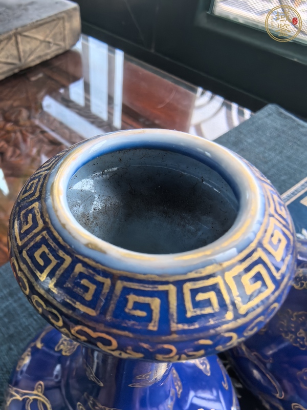 古玩陶瓷霽藍釉描金云蝠紋蒜頭瓶真品鑒賞圖
