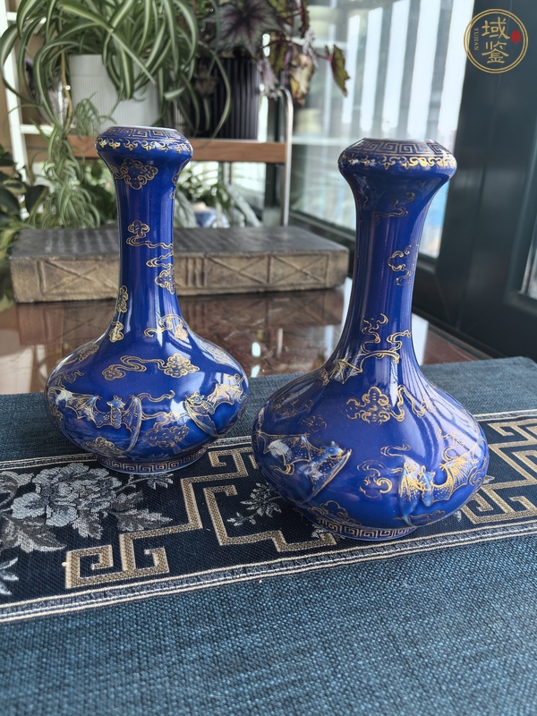 古玩陶瓷霽藍釉描金云蝠紋蒜頭瓶真品鑒賞圖